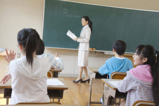 
					Elementary school students attend classes from behind