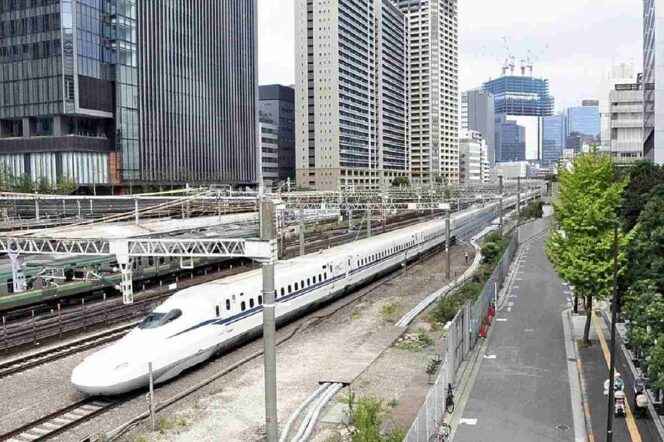 
					Layanan Shinkansen Tokyo-Osaka Terganggu Akibat Ular Terjebak di Kabel Listrik