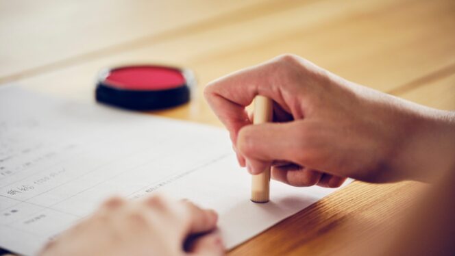 
					Hanko vs Tanda Tangan: Kenapa Orang Jepang Masih Pakai Cap sebagai Identitas Resmi?
