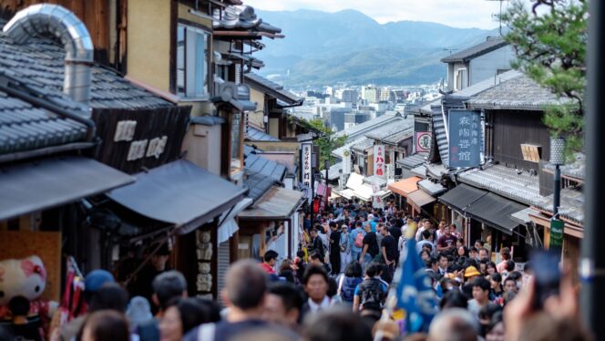 
					Jepang Catatkan Rekor Kunjungan Wisatawan Asing, Warga Lokal Justru Makin Jarang Bepergian