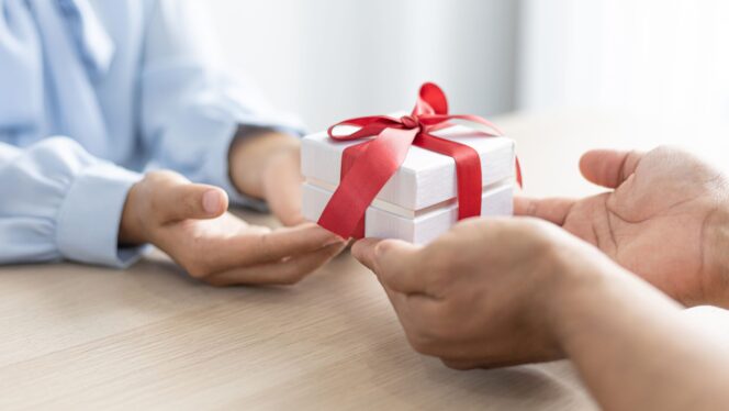 
					Wajib Kasih Oleh-Oleh ke Kantor? Tradisi ‘Giri Choco’ dan Etika Balas Budi di Jepang