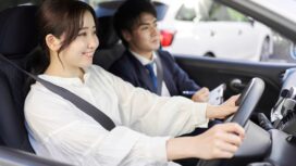 A woman taking a car driving lesson