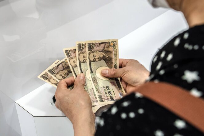 
					A customer counts Japanese 10,000 yen banknotes at the Birdy Exchange in Hong Kong, China, on Wednesday, June 16, 2022. Amateur investors have been coming to swap their bills for yen at Birdy Exchange, seeing a buying opportunity in the currency's fall to its weakest levels against the Hong Kong dollar since 2002.