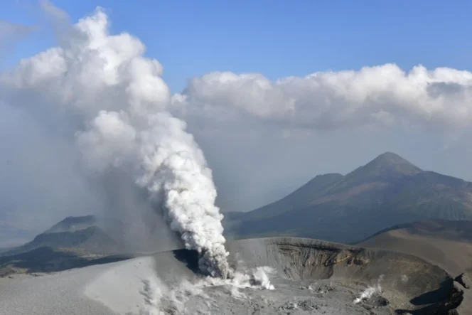 
					Badan Meteorologi Jepang Tingkatkan Status Waspada Gunung Shinmoe di Kyushu Setelah Letusan Terbaru