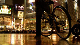 Regen, Fahrrad, Rush hour, große Verkehrskreuzung vor der JR Station Shibuya Station, Hachiko Exit, Tokio, Tokyo, Japan