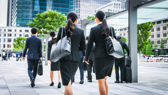 
					Students walk toward job interview in Tokyo. (Photo by Tsuyoshi Tamehiro)