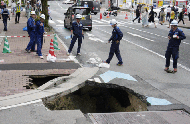 
					Lubang Tanah Sepanjang 4 Meter Terbuka di Tengah Kawasan Perbelanjaan Sibuk Fukuoka, Area Ditutup