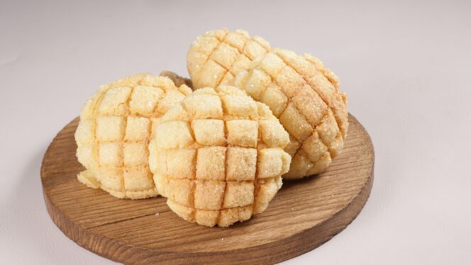 
					Melon Pan: Roti Manis Bentuk Melon, Aroma Harum Nostalgia di Setiap Gigitan