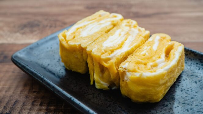 
					Tamagoyaki: Telur Dadar Gulung Manis atau Gurih, Fleksibilitas Rasa di Setiap Lipatan