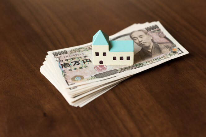 
					House and ten thousands yen bills.