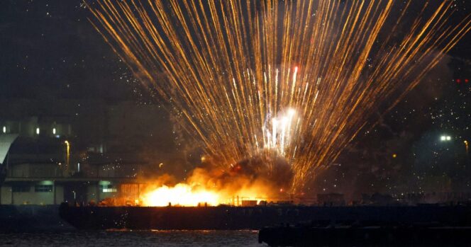 
					Kapal Peluncur Kembang Api Terbakar Saat Festival di Yokohama, 5 Pekerja Selamat Melompat ke Laut