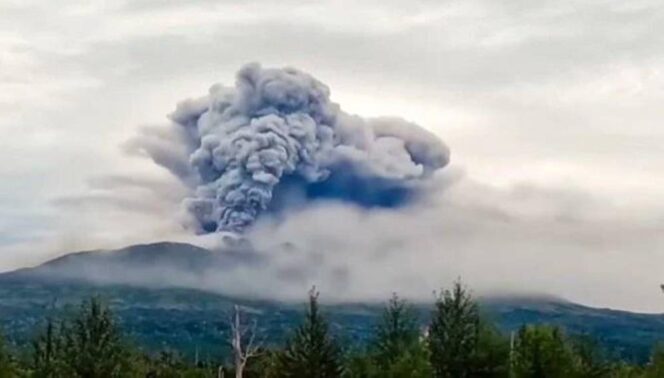 
					Gunung Shinmoe di Kyushu Meletus, Semburkan Abu Hingga 5.500 Meter ke Udara