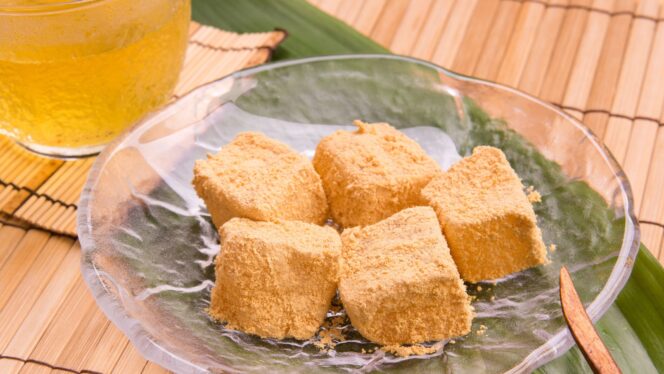 
					Warabimochi: Jeli Tepung Warabi Dingin, Sensasi Kenyal dan Manis dalam Taburan Kinako