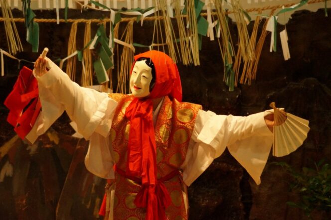 
					Kagura: Tarian Ritual Shinto untuk Memanggil Dewa