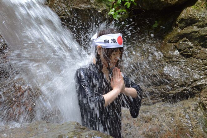 
					❄️ Misogi: Ritual Pembersihan Diri di Air Dingin Sebelum Doa