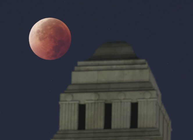 
					Gerhana Bulan Total Hiasi Langit Jepang, Pertama Kali dalam Tiga Tahun