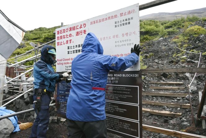 
					Workers put up a closure sign on a Mount Fuji trail in Fujinomiya, Shizuoka Prefecture, on Wednesday.  Image: Kyodo