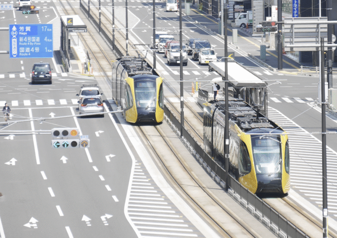 
					Trams powered by electricity generated from renewable energy sources run in Utsunomiya, Tochigi Prefecture.  Image: Kyodo