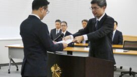 National Police Agency Commissioner-General Yoshinobu Kusunoki (right) hands a letter of appointment to Akira Uno, head of the agency's newly created information analysis office, at the agency in Tokyo on Wednesday. | JIJI