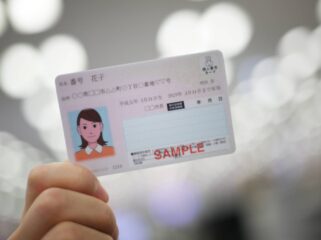 QOPUNPÉX^[g·éÐïÛáÆÅÌ¤ÊÔ§xi}Cio[j±üãAzz³êéhbJ[huÂlÔJ[hi}Cio[J[hjvÌC[W©{B¯êlÐÆèÉPQÌÔªèUçêAçÊ^ªt­ÌÅgªØÆµÄg¦éÙ©ANÛ¯ØÆêÌ»·é±ÆÈÇª¢³êÄ¢éRPúAsæ