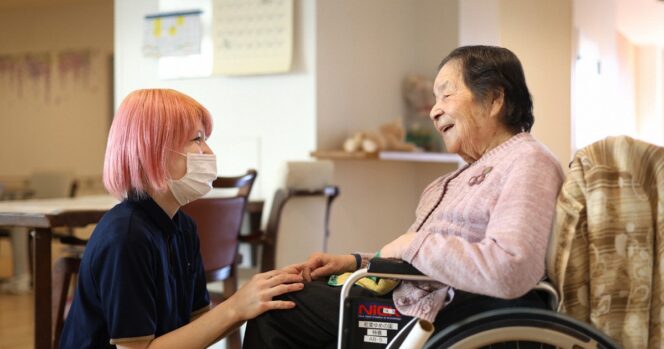 
					Cat Rambut hingga Sneakers: Perusahaan Jepang Mulai Longgarkan Aturan Penampilan Demi Bertahan di Era Kekurangan Tenaga Kerja