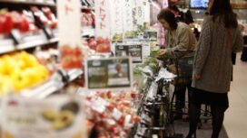 Shoppers browse vegetables at a supermarket in Chiba, east of Tokyo February 26, 2014. When it comes to trade policy, Prime Minister Shinzo Abe faces a choice between the fears of Japan's ageing farm lobby and the hopes of suburban families lined up here - a nearly 20-meter long meat counter at a Tokyo mall showcasing Australian beef. Picture taken February 26, 2014. REUTERS/Yuya Shino (JAPAN - Tags: BUSINESS POLITICS AGRICULTURE FOOD)