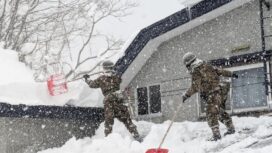 Ground Self-Defense Force personnel remove snow from a rooftop in Aomori on Monday.  Image: GSDF's 9th Division)(Kyodo