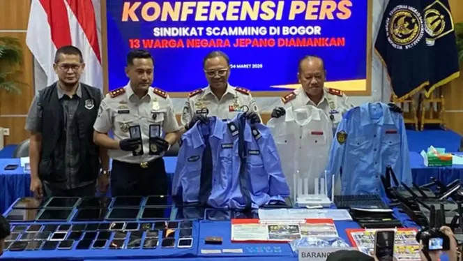 
					Imigrasi Bogor Tangkap 13 WN Jepang Diduga Terlibat Penipuan Daring di Sentul