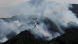 A helicopter conducts firefighting operations as wildfires continue in Otsuchi, Iwate Prefecture, Japan, April 26, 2026. REUTERS/Kim Kyung-Hoon