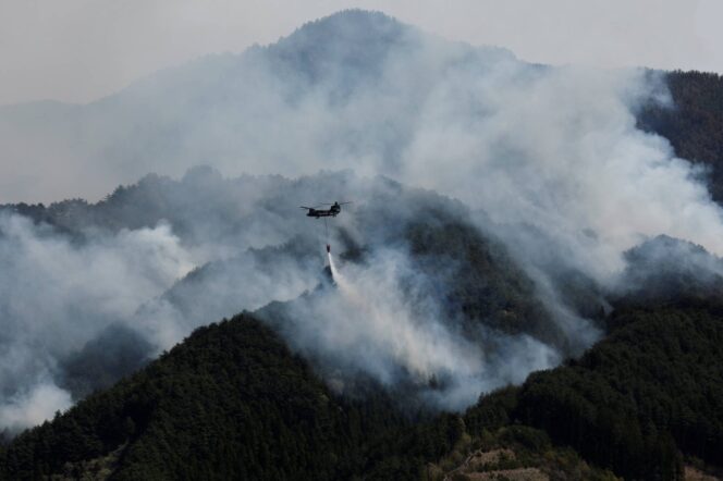 
					A helicopter conducts firefighting operations as wildfires continue in Otsuchi, Iwate Prefecture, Japan, April 26, 2026. REUTERS/Kim Kyung-Hoon