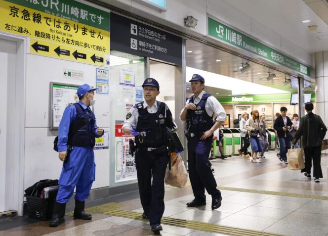 
					Kepanikan di Kereta JR Jepang, 3 Orang Sekeluarga Dilarikan ke Rumah Sakit