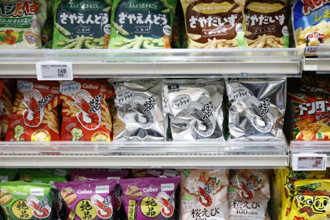 
					Calbee Jual Kemasan Hitam Putih untuk Hemat Bahan Baku di Tengah Kekhawatiran Pasokan dari Timur Tengah