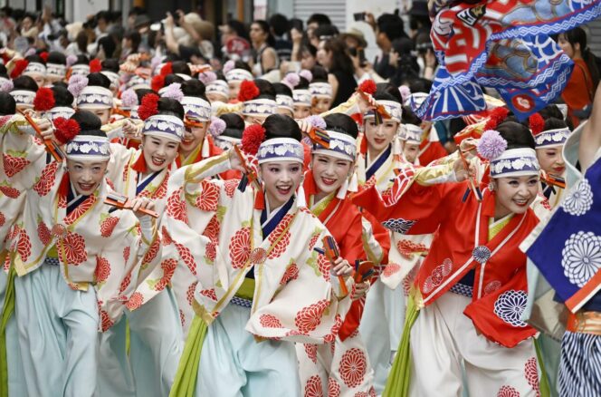 
					Festival Yosakoi Dimulai di Jepang, Ribuan Penari Tetap Semangat di Tengah Panas