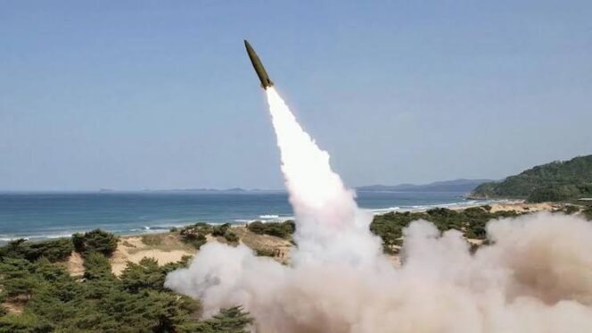 
					Korea Utara Luncurkan Rudal Balistik, Dua Rudal Diperkirakan Jatuh di Luar Zona Ekonomi Eksklusif Jepang