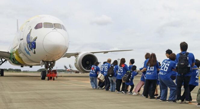 
					Ratusan Orang Tarik Pesawat Boeing 787 di Bandara Narita Jepang